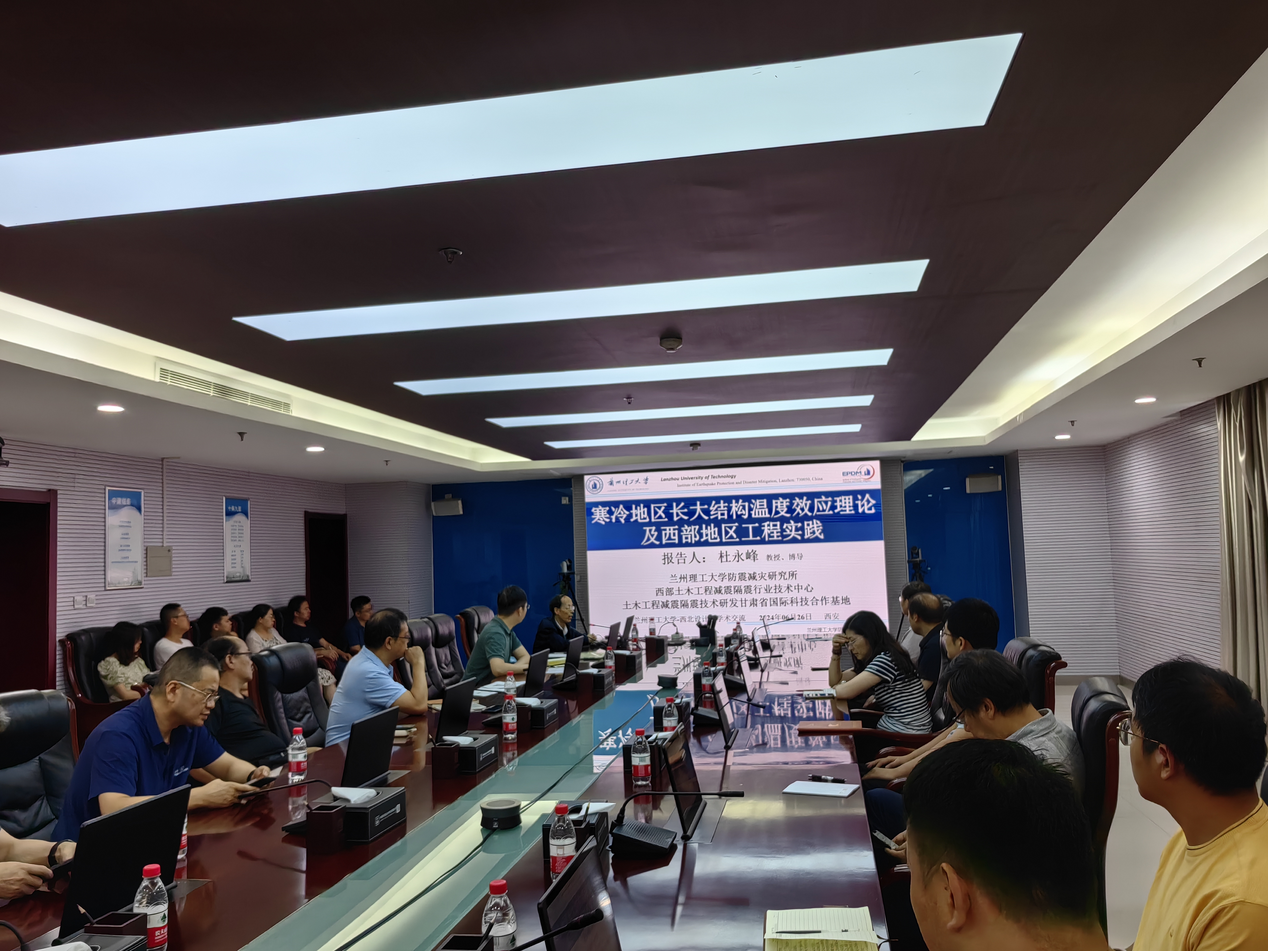Bwin必赢师生赴西安开展减隔震技术交流会